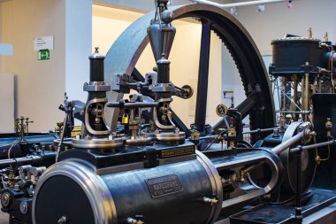 MUNICH, GERMANY - 26 Kasım 2018: Alman Bilim ve Teknoloji Başarı Müzesi, enerji buhar makineleri, rüzgar değirmenleri ve elektrik jeneratörlerinin üretimine yönelik eski mekanizmaların maruziyetini temsil etmektedir.. 