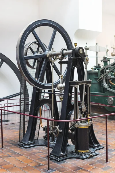 MUNICH, GERMANY - 26 Kasım 2018: Alman Bilim ve Teknoloji Başarı Müzesi, enerji buhar makineleri, rüzgar değirmenleri ve elektrik jeneratörlerinin üretimine yönelik eski mekanizmaların maruziyetini temsil etmektedir.. 