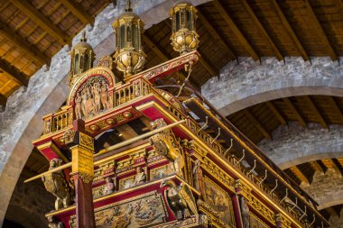 Barcelona, İspanya - 11 Ocak 2018: Expositions Deniz Müzesi'nde bulunan bina güvenleri ve Port Vell bölgesinde Deniz Kolordu eski gemi limanda şehrin içinde. 