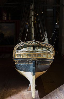 Barcelona, İspanya - 11 Ocak 2018: Expositions Deniz Müzesi'nde bulunan bina güvenleri ve Port Vell bölgesinde Deniz Kolordu eski gemi limanda şehrin içinde. 