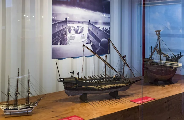 Barcelona, İspanya - 11 Ocak 2018: Expositions Deniz Müzesi'nde bulunan bina güvenleri ve Port Vell bölgesinde Deniz Kolordu eski gemi limanda şehrin içinde. 