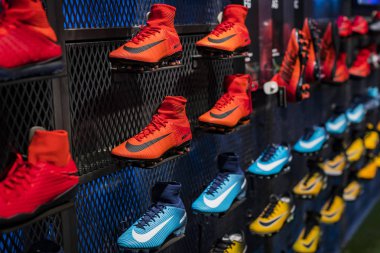 Barcelona, İspanya - 12 Ocak 2018: Hediyelik eşya ve gereçlerinin takım hayranları ve stadyum ziyaretçiler için resmi mağaza Fc Barcelona, giyim ve ayakkabı ekibi.