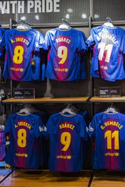 Barcelona, İspanya - 12 Ocak 2018: Hediyelik eşya ve gereçlerinin takım hayranları ve stadyum ziyaretçiler için resmi mağaza Fc Barcelona, giyim ve ayakkabı ekibi.