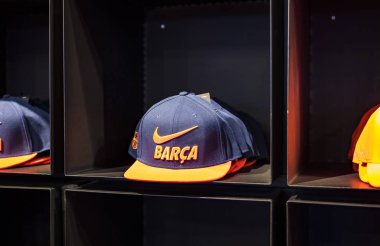 Barcelona, İspanya - 12 Ocak 2018: Hediyelik eşya ve gereçlerinin takım hayranları ve stadyum ziyaretçiler için resmi mağaza Fc Barcelona, giyim ve ayakkabı ekibi.