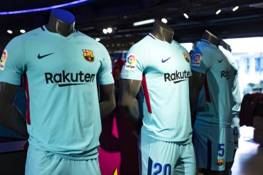 Barcelona, İspanya - 12 Ocak 2018: Hediyelik eşya ve gereçlerinin takım hayranları ve stadyum ziyaretçiler için resmi mağaza Fc Barcelona, giyim ve ayakkabı ekibi.