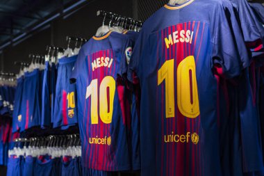 Barcelona, İspanya - 12 Ocak 2018: Hediyelik eşya ve gereçlerinin takım hayranları ve stadyum ziyaretçiler için resmi mağaza Fc Barcelona, giyim ve ayakkabı ekibi.