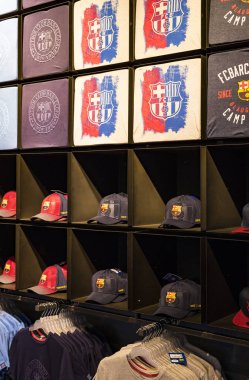 Barcelona, İspanya - 12 Ocak 2018: Hediyelik eşya ve gereçlerinin takım hayranları ve stadyum ziyaretçiler için resmi mağaza Fc Barcelona, giyim ve ayakkabı ekibi.