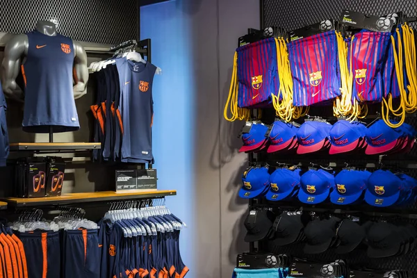 Barcelona, İspanya - 12 Ocak 2018: Hediyelik eşya ve gereçlerinin takım hayranları ve stadyum ziyaretçiler için resmi mağaza Fc Barcelona, giyim ve ayakkabı ekibi.