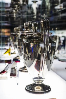 Barcelona, İspanya - 12 Ocak 2018: bardak kupa ve Ödülleri takımı Fc Barselona'nın müze Camp Nou,. 