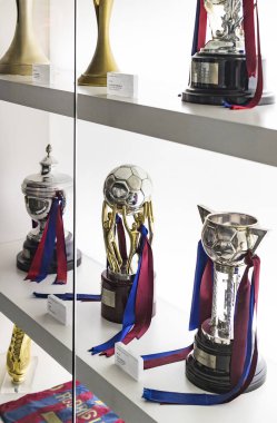 Barcelona, İspanya - 12 Ocak 2018: bardak kupa ve Ödülleri takımı Fc Barselona'nın müze Camp Nou,. 