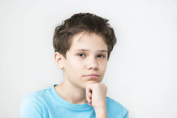 Portret Van Een Emotionele Jongen Een Witte Achtergrond — Stockfoto