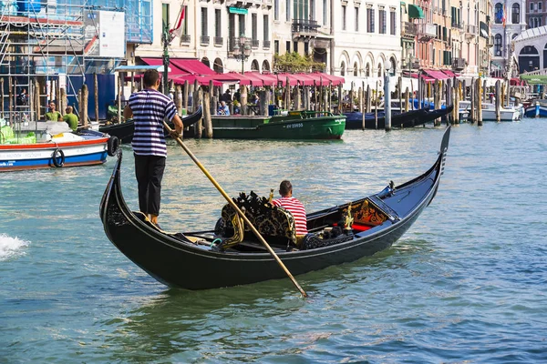 Italy Venice September 2018 Men Gondoliers Drive Gondolas Tourists Venice — Stock Photo, Image