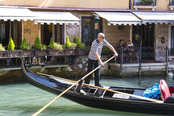 Italy Venice September 2018 Men Gondoliers Drive Gondolas Tourists Venice — Stock Photo, Image