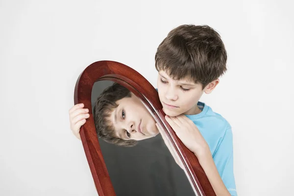 Πορτρέτο Του Ένα Αγόρι Ψάχνει Έναν Καθρέφτη Ένα Λευκό Φόντο — Φωτογραφία Αρχείου