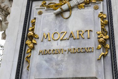 Mozart anıtının mimari unsurları 1896 'da Avusturya' da oluşturuldu.. 
