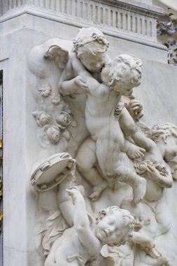 Mozart anıtının mimari unsurları 1896 'da Avusturya' da oluşturuldu.. 