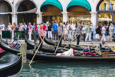 İtalya, Venedik - 5 Eylül 2018 Erkekler gondolcuları Venedik 'te turistlerle gondol sürerler. 