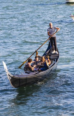 İtalya, Venedik - 5 Eylül 2018 Erkekler gondolcuları Venedik 'te turistlerle gondol sürerler. 