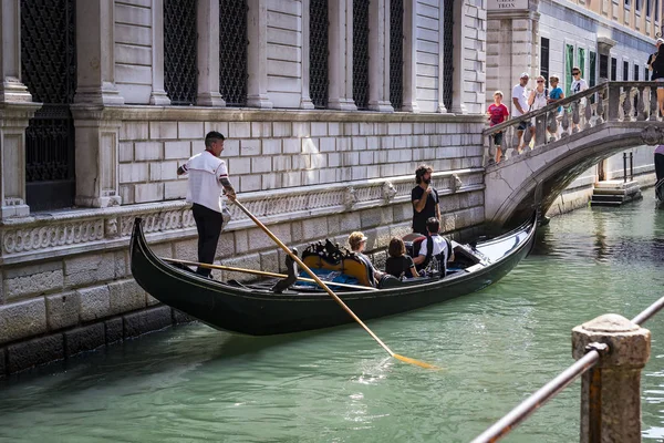 Italy Venice September 2018 Men Gondoliers Drive Gondolas Tourists Venice — Stock Photo, Image