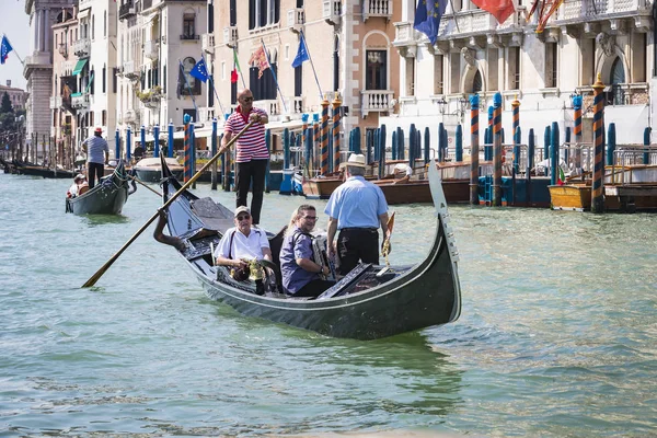 Talya Venedik Eylül 2018 Erkekler Gondolcuları Venedik Turistlerle Gondol Sürerler — Stok fotoğraf
