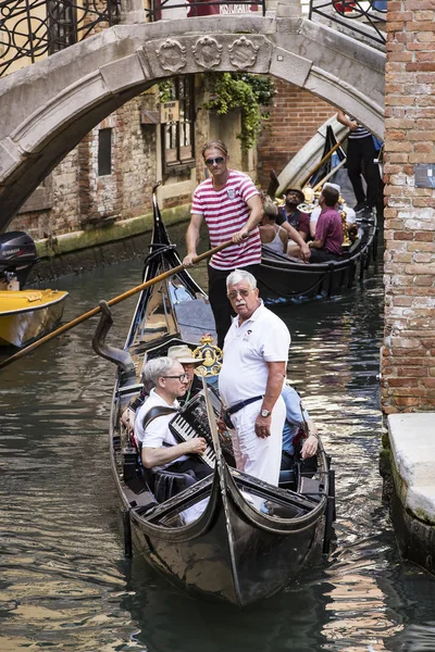 Italy Venice September 2018 Чоловіки Гондоли Їздять Гондолах Туристами Венеції — стокове фото