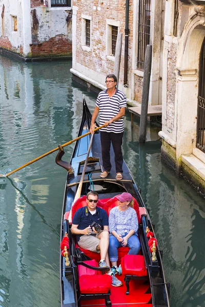 Italy Venice September 2018 Чоловіки Гондоли Їздять Гондолах Туристами Венеції — стокове фото