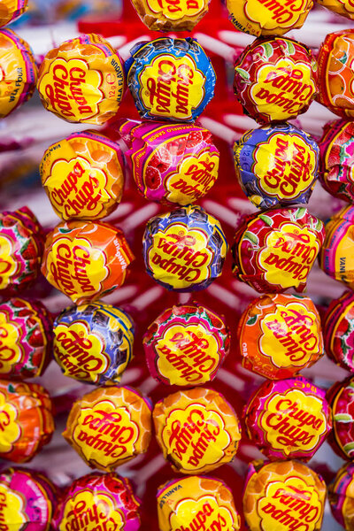 ВЕРОНА, ИТАЛИЯ - 4 СЕНТЯБРЯ: Встаньте с chupa chups конфеты выстрел близко
.