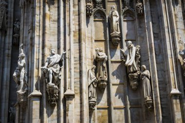2 Haziran 2018, Milan, İtalya: aziz ve Milan Katedrali (Duomo di Milano) dekorasyon şehit heykelleri yakın çekim çekim. 