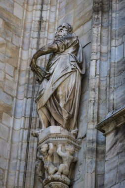 2 Haziran 2018, Milan, İtalya: aziz ve Milan Katedrali (Duomo di Milano) dekorasyon şehit heykelleri yakın çekim çekim. 