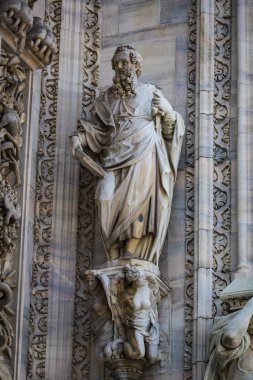 2 Haziran 2018, Milan, İtalya: aziz ve Milan Katedrali (Duomo di Milano) dekorasyon şehit heykelleri yakın çekim çekim. 