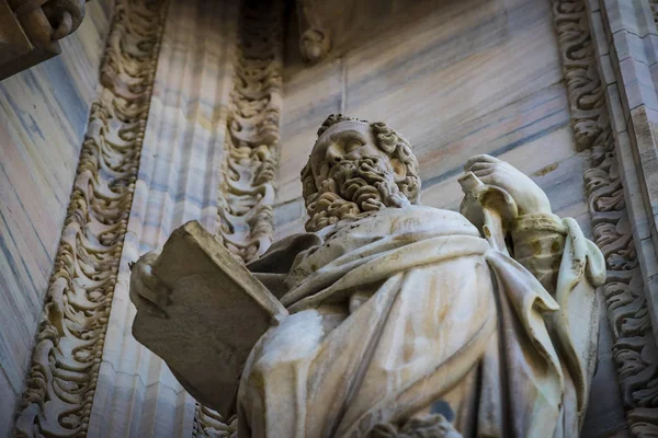 2 Haziran 2018, Milan, İtalya: aziz ve Milan Katedrali (Duomo di Milano) dekorasyon şehit heykelleri yakın çekim çekim. 