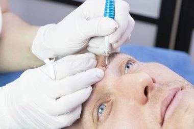 Microblading kaşlar akışında bir Güzellik Salonu 