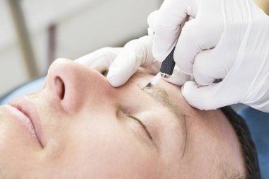 Microblading kaşlar akışında bir Güzellik Salonu 