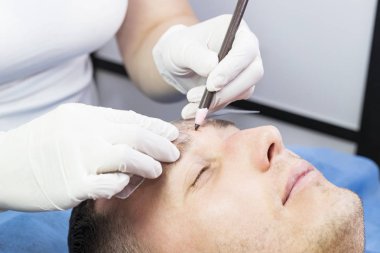 Microblading kaşlar akışında bir Güzellik Salonu 