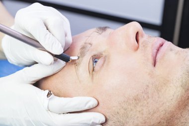 Microblading kaşlar akışında bir Güzellik Salonu 
