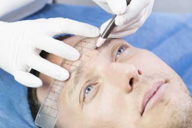 Microblading kaşlar akışında bir Güzellik Salonu 