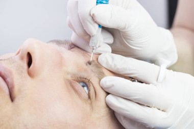 Microblading kaşlar akışında bir Güzellik Salonu 