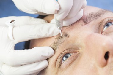 Microblading kaşlar akışında bir Güzellik Salonu 