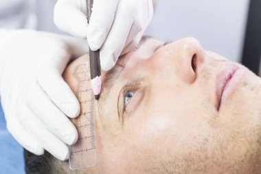 Microblading kaşlar akışında bir Güzellik Salonu 
