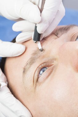 Microblading kaşlar akışında bir Güzellik Salonu 