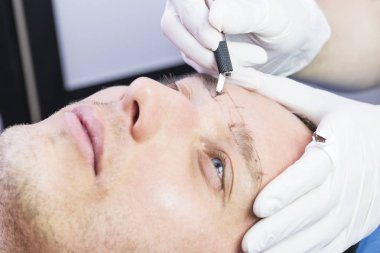 Microblading kaşlar akışında bir Güzellik Salonu 