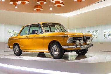Münih, Almanya - 24 Kasım 2018: Sergi ve başarıları otomobil ve motosiklet Bmw Müzesi'nde efsanevi modellerinin ve sergiler. 