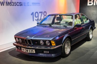 Münih, Almanya - 24 Kasım 2018: Sergi ve başarıları otomobil ve motosiklet Bmw Müzesi'nde efsanevi modellerinin ve sergiler. 