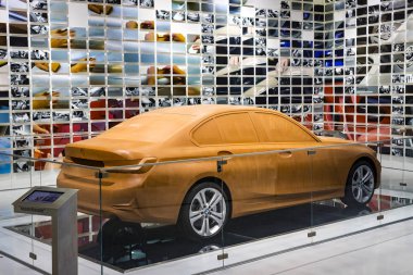 Münih, Almanya - 24 Kasım 2018: Sergi ve başarıları otomobil ve motosiklet Bmw Müzesi'nde efsanevi modellerinin ve sergiler. 