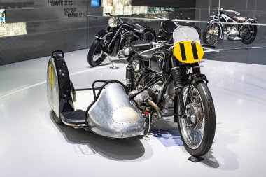 Münih, Almanya - 24 Kasım 2018: Sergi ve başarıları otomobil ve motosiklet Bmw Müzesi'nde efsanevi modellerinin ve sergiler. 