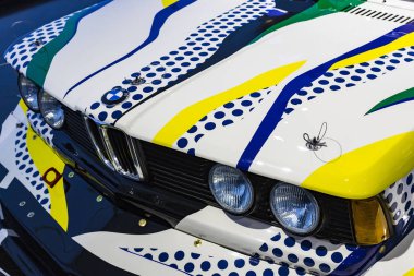 Münih, Almanya - 24 Kasım 2018: Sergi ve başarıları otomobil ve motosiklet Bmw Müzesi'nde efsanevi modellerinin ve sergiler. 