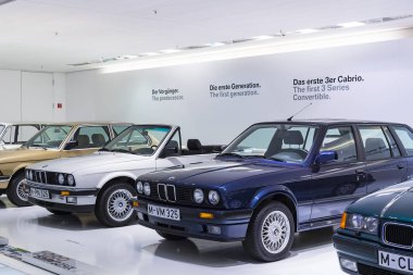Münih, Almanya - 24 Kasım 2018: Sergi ve başarıları otomobil ve motosiklet Bmw Müzesi'nde efsanevi modellerinin ve sergiler. 
