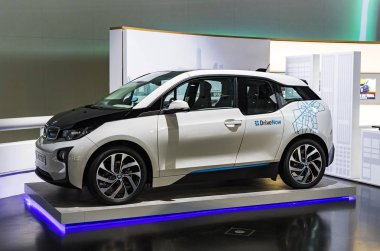 Münih, Almanya - 24 Kasım 2018: Sergi ve başarıları otomobil ve motosiklet Bmw Müzesi'nde efsanevi modellerinin ve sergiler. 