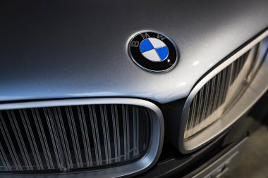 Münih, Almanya - 24 Kasım 2018: Sergi ve başarıları otomobil ve motosiklet Bmw Müzesi'nde efsanevi modellerinin ve sergiler. 