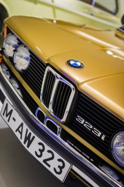 Münih, Almanya - 24 Kasım 2018: Sergi ve başarıları otomobil ve motosiklet Bmw Müzesi'nde efsanevi modellerinin ve sergiler. 